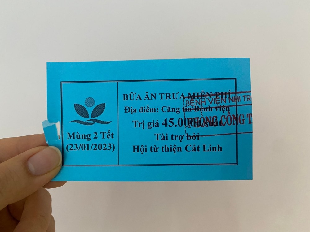 Mỗi bệnh nhân được phát 3 phiếu ăn miễn phí trong 3 ngày Tết. Ảnh: Hương Nguyễn
