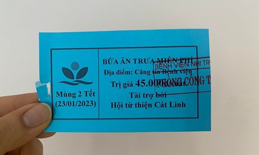 Mỗi bệnh nhân được phát 3 phiếu ăn miễn phí trong 3 ngày Tết. Ảnh: Hương Nguyễn