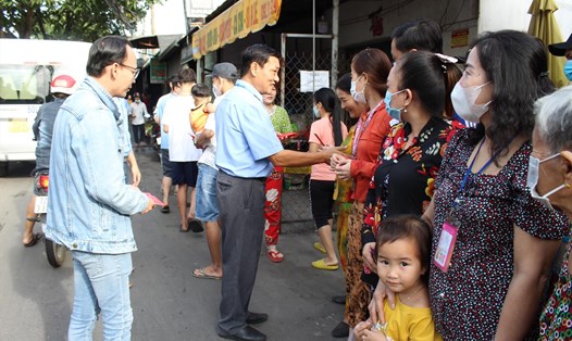 Công đoàn cơ sở Công ty TNHH Hwaseung Vina thăm, lì xì cho công nhân phòng trọ không về quê đón Tết. Ảnh: Hà Anh Chiến