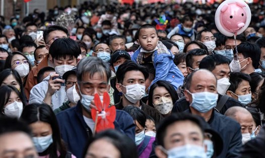 Dòng người đông đúc tại một chợ hoa truyền thống ở thành phố Quảng Châu, Trung Quốc ngày 20.1.2023. Ảnh: AFP