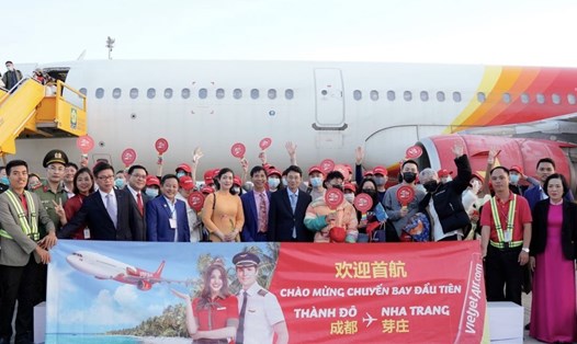 Đoàn khách du lịch Trung Quốc "xông đất" sân bay Cam Ranh (Nha Trang, Khánh Hoà) vào sáng mùng 2 Tết. Ảnh: Ban tổ chức