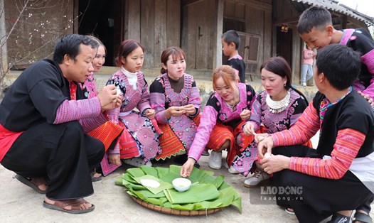 Tết người Mông tại Sơn La vẫn lưu giữ rất nhiều tập tục từ lâu đời. Ảnh: Tuệ Linh