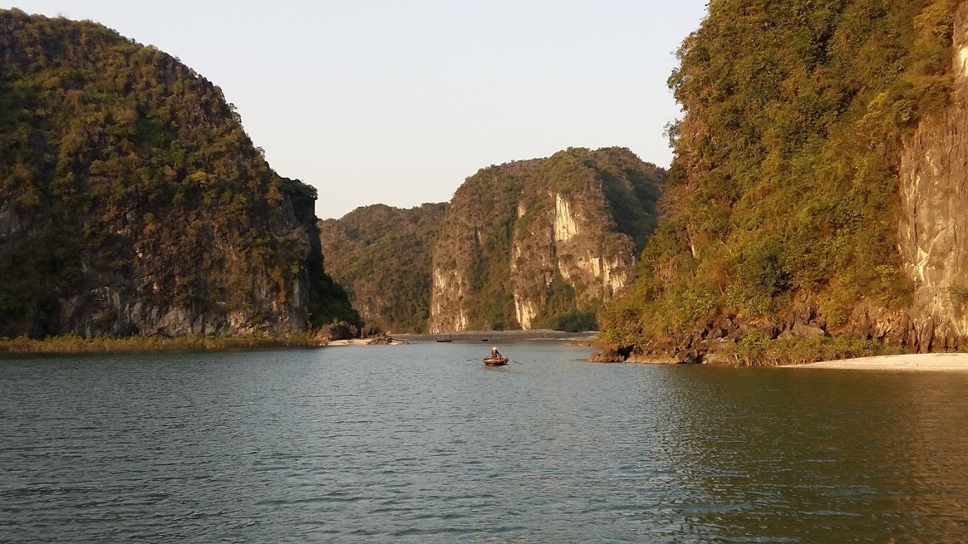 Làng chài Hà Phong bên bờ vịnh Hạ Long. Ảnh: Nguyễn Hùng