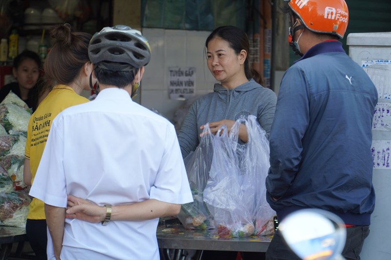 Siêu thị, chợ TPHCM vắng khách mùng 3 Tết, người dân chen chân mua gà cúng