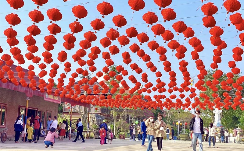 Chùa Chí Linh (chùa Gám) xã Xuân Thành (huyện Yên Thành, Nghệ An) thu hút đông đảo phật tử và người dân trong dịp Tết Nguyên đán. Ảnh: Hải Đăng