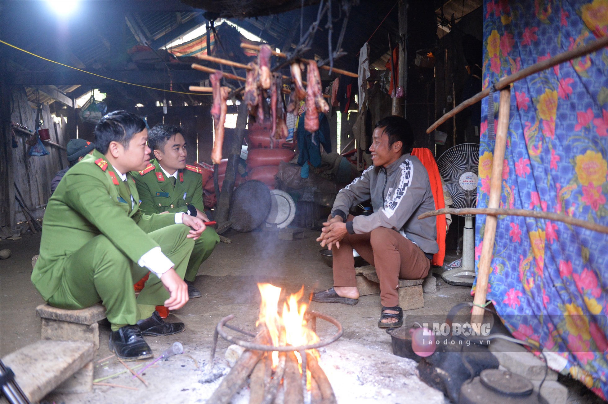 Bám bản, bám dân để đảm bảo cuộc sống bình yên nơi rẻo cao Sơn La. Ảnh: Trần Hải