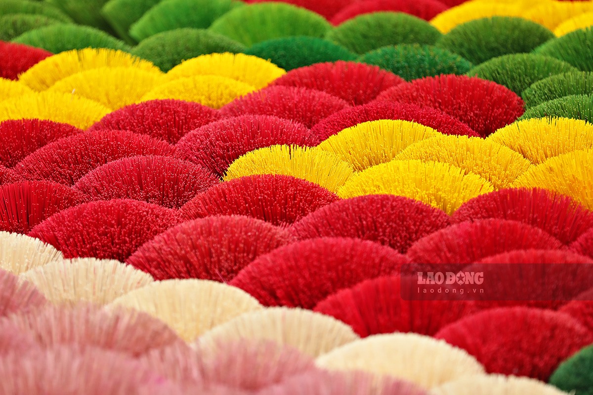 Sắc màu rực rỡ, lạ mắt của những bó tăm hương Quảng Phú Cầu khi chụp cận cảnh.