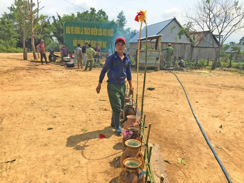 Làng Kte Kchăng chuẩn bị rượu cần, mâm cúng để cả làng cầu năm mới thuận hoà, sung túc. Ảnh R'ô Hok