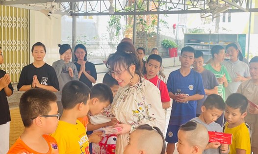 Nữ tỷ phú Nguyễn Thị Phương Thảo thăm chùa Thanh Sơn, nơi cưu mang các em bị bỏ rơi tại Khánh Hoà. Ảnh Hoàng Phong