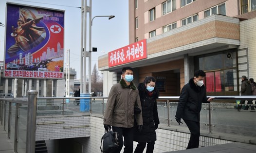 Người đi bộ trên đường phố Bình Nhưỡng, Triều Tiên ngày 22.1.2023. Ảnh: AFP