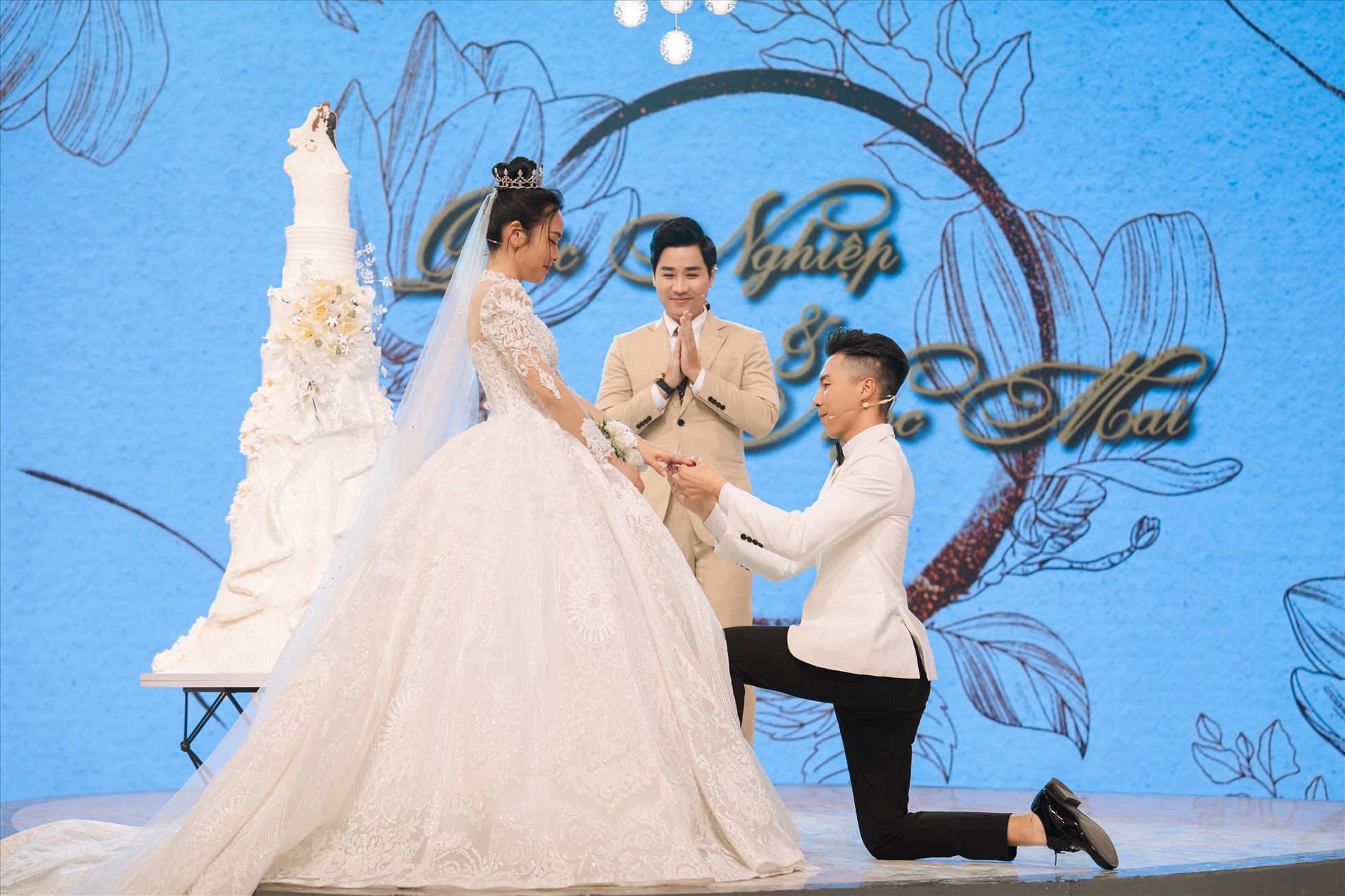 Osen Ngọc Mai xúc động khi được ông xã Quốc Nghiệp quỳ xuống cầu hôn. Ảnh: VTV