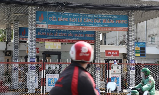 Cây xăng nằm trên đường Huỳnh Tấn Phát, quận 7, đóng cửa. Ảnh: ANH TÚ