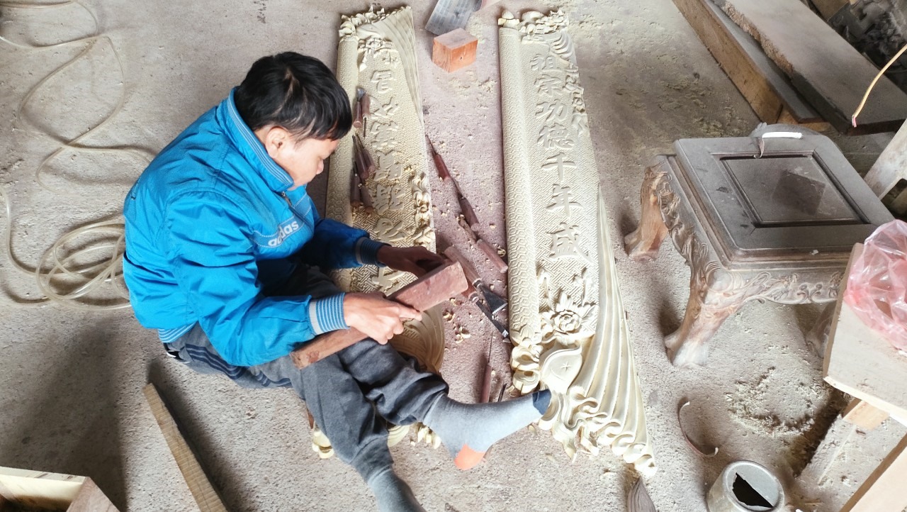 Từ chàng trai khuyết tật, hiện anh Hậu làm chủ 3 xưởng mộc. Ảnh: Lương Hà