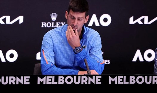Novak Djokovic bị cho là giả vờ chấn thương. Ảnh: AFP
