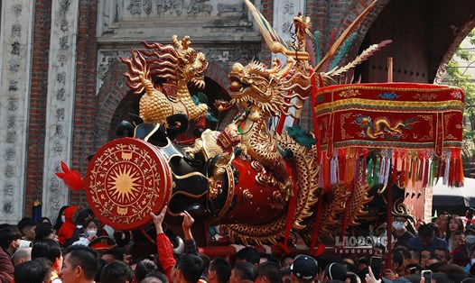 Lễ hội rước pháo làng Đồng Kỵ diễn ra vào sáng mùng 4 tháng giêng.