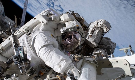 Phi hành gia Nicole Mann thực hiện chuyến đi bộ ngoài không gian đầu tiên của mình vào tháng 1.2023. Ảnh: NASA