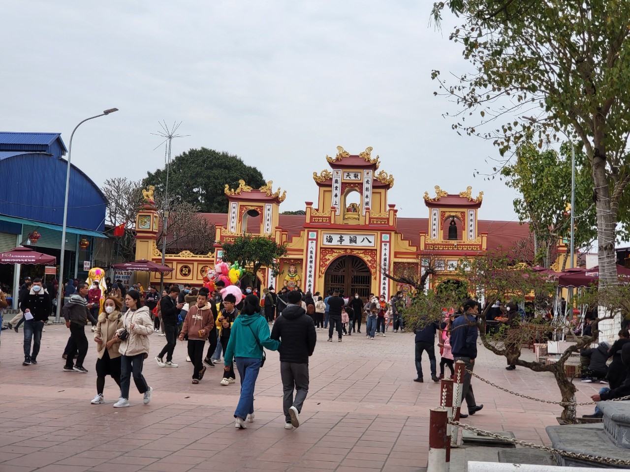 Du khách đi đền Đồng Bằng trong dịp Tết Quý Mão 2023. Ảnh: Huyên Nguyễn