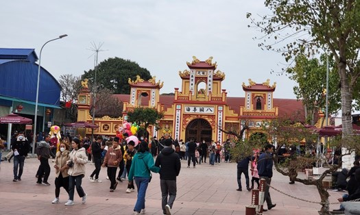 Du khách đi đền Đồng Bằng trong dịp Tết Quý Mão 2023. Ảnh: Huyên Nguyễn