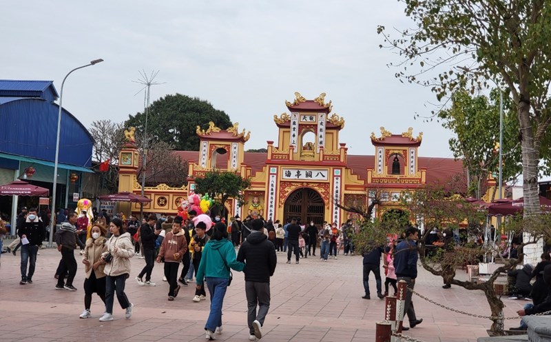 Du khách đi đền Đồng Bằng trong dịp Tết Quý Mão 2023. Ảnh: Huyên Nguyễn