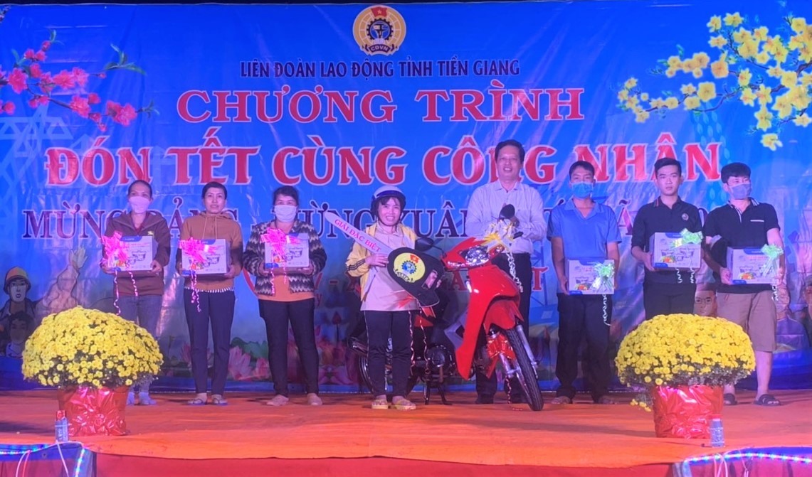 Trao quà cho công nhân lao động tại Khu công nghiệp Long Giang (huyện Tân Phước, tỉnh Tiền Giang) trong dịp Tết Nguyên đán Quý Mão 2023. Ảnh: Thành Nhân