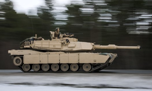 Lính thủy đánh bộ Mỹ lái xe tăng M1 Abrams trong cuộc tập trận ở Na Uy. Ảnh: AFP