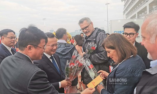 Lãnh đạo tỉnh Quảng Ninh tặng hoa du khách quốc tế ngày 22.1.2023 (mùng 1 Tết). Ảnh: Đoàn Hưng