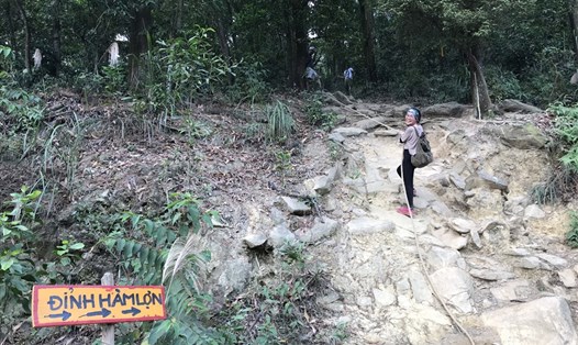 Leo núi Hàm Lợn là lựa chọn của nhiều người để rèn luyện sức khoẻ và ý chí. Ảnh: Trần Quỳnh