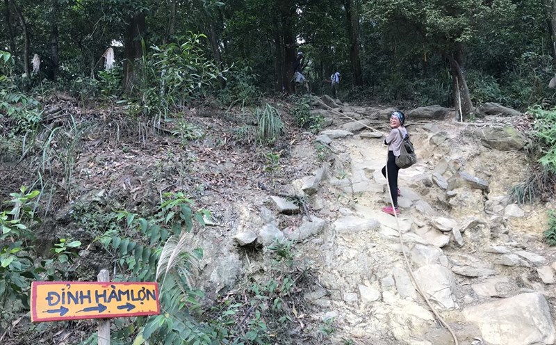 Leo núi Hàm Lợn là lựa chọn của nhiều người để rèn luyện sức khoẻ và ý chí. Ảnh: Trần Quỳnh