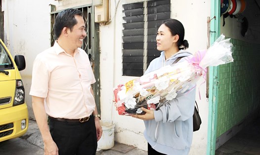 Phan Thu Thảo được lãnh đạo trường đại học đến tận phòng trọ chúc Tết, tặng quà để động viên tinh thần khi phải đi làm thêm dịp Tết. Ảnh: Uyên Trinh