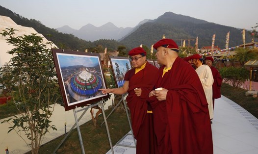 Triển lãm ảnh "Pháp vũ Rồng Thiêng" chính thức được khai mạc Đại bảo Tháp Mandala Tây Thiên. Ảnh: Ban tổ chức