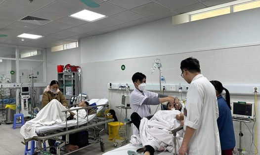 Cấp cứu cho người bệnh tại Bệnh viện Hữu nghị Việt Đức. Ảnh: Thái An