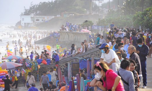 Đông đảo du khách đến Vũng Tàu tắm biển, an toàn vẫn được đảm bảo. Ảnh: Thành An