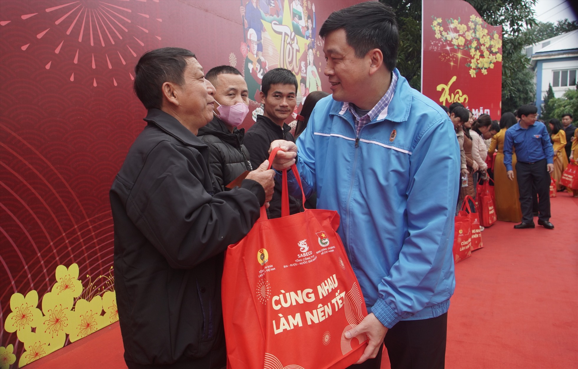  Lì xì cho công nhân trong ngày làm việc đầu tiên sau kỳ nghỉ Tết