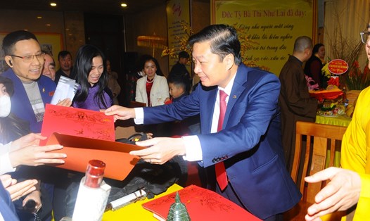 Phó Chủ tịch Thường trực UBND tỉnh Nghệ An Lê Hồng Vinh tặng tranh thư pháp cho người dân tại Lễ khai bút đầu xuân tại chùa Đại Tuệ. Ảnh: Phật giáo Nghệ An