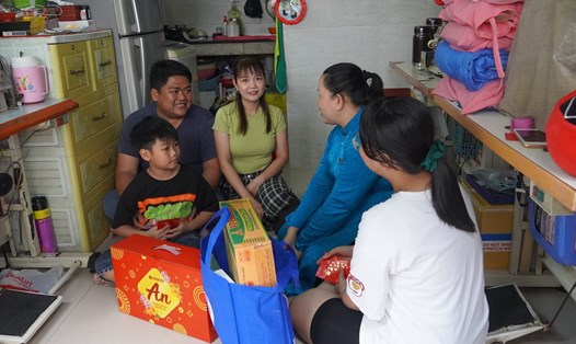 LĐLĐ TPHCM đến thăm hỏi gia đình công nhân ở trọ không có điều kiện về quê đón Tết. Ảnh: Phương Ngân