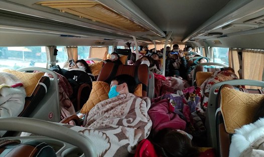 Nhiều người dân ở Nghệ An chấp nhận cảnh chen chúc, nằm luồng để tới Hà Nội sau kỳ nghỉ Tết. Ảnh: Hữu Chánh