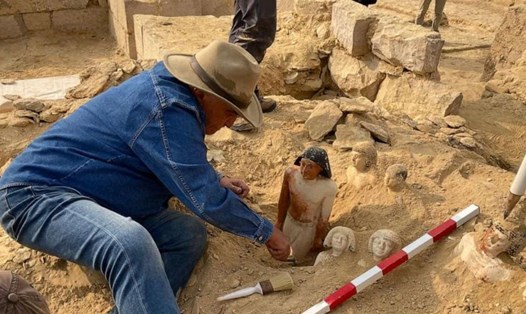 Nhà khảo cổ Ai Cập Zahi Hawass tại địa điểm khai quật xác ướp và mộ cổ ở Saqqara, ngày 26.1.2023. Ảnh: Bộ Du lịch và Cổ vật Ai Cập