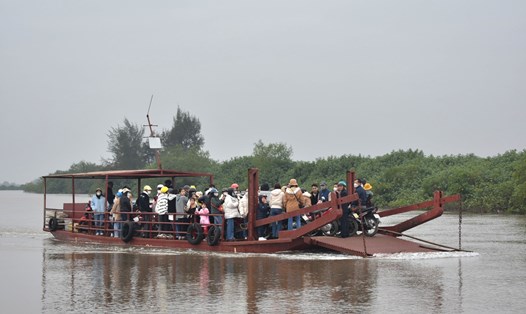 Những chuyến đò đầy ắp khách từ Nam Định qua sông Hồng sang Thái Bình để đi lễ, cầu bình an đầu năm mới. Ảnh: Trung Du