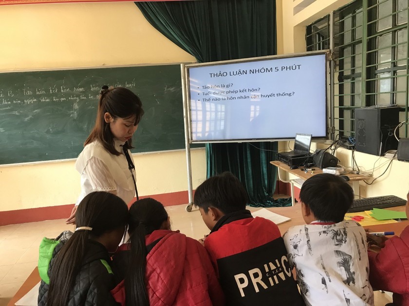Cô Nguyễn Thu Thủy và những giờ học ngoại khóa thay đổi nhận thức của học sinh PTDT bán trú THCS Pa Cheo về bình đẳng giới. Ảnh: Nhân vật cung cấp