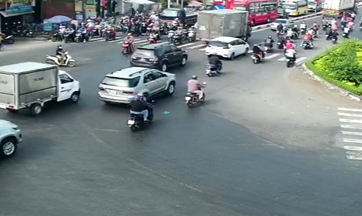 Ùn ứ giao thông cục bộ tại ngã tư Đồng Tâm (huyện Châu Thành, tỉnh Tiền Giang).