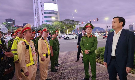 Lãnh đạo thành phố động viên các chiến sĩ làm nhiệm vụ đảm bảo an toàn trật tự trong dịp Tết. Ảnh: Thuỳ Trang