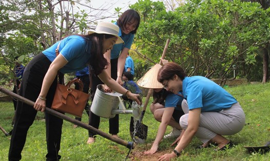 Cán bộ công đoàn Khánh Hòa tham gia Tết trồng cây ở Khu tưởng niệm Chiến sĩ Gạc Ma. Ảnh: Phương Linh