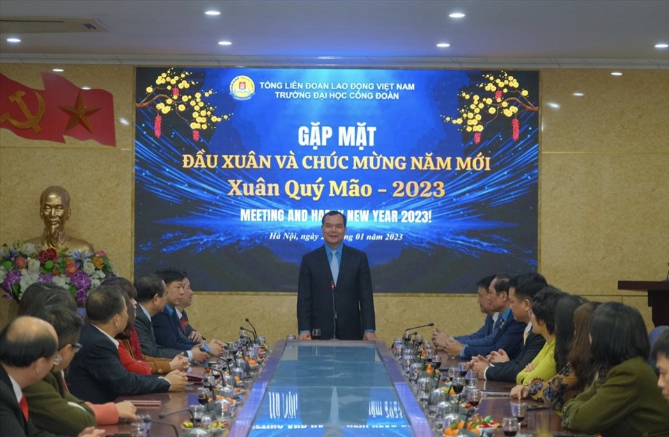 Chủ tịch Tổng Liên đoàn Lao động Việt Nam Nguyễn Đình Khang chúc Tết tập thể viên chức, người lao động Trường Đại học Công đoàn. Ảnh: Hồng Nhung