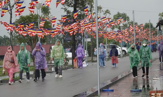 Trời mưa nhưng du khách vẫn đội mưa đi lễ chùa Hương Tích. Ảnh: Trần Tuấn.
