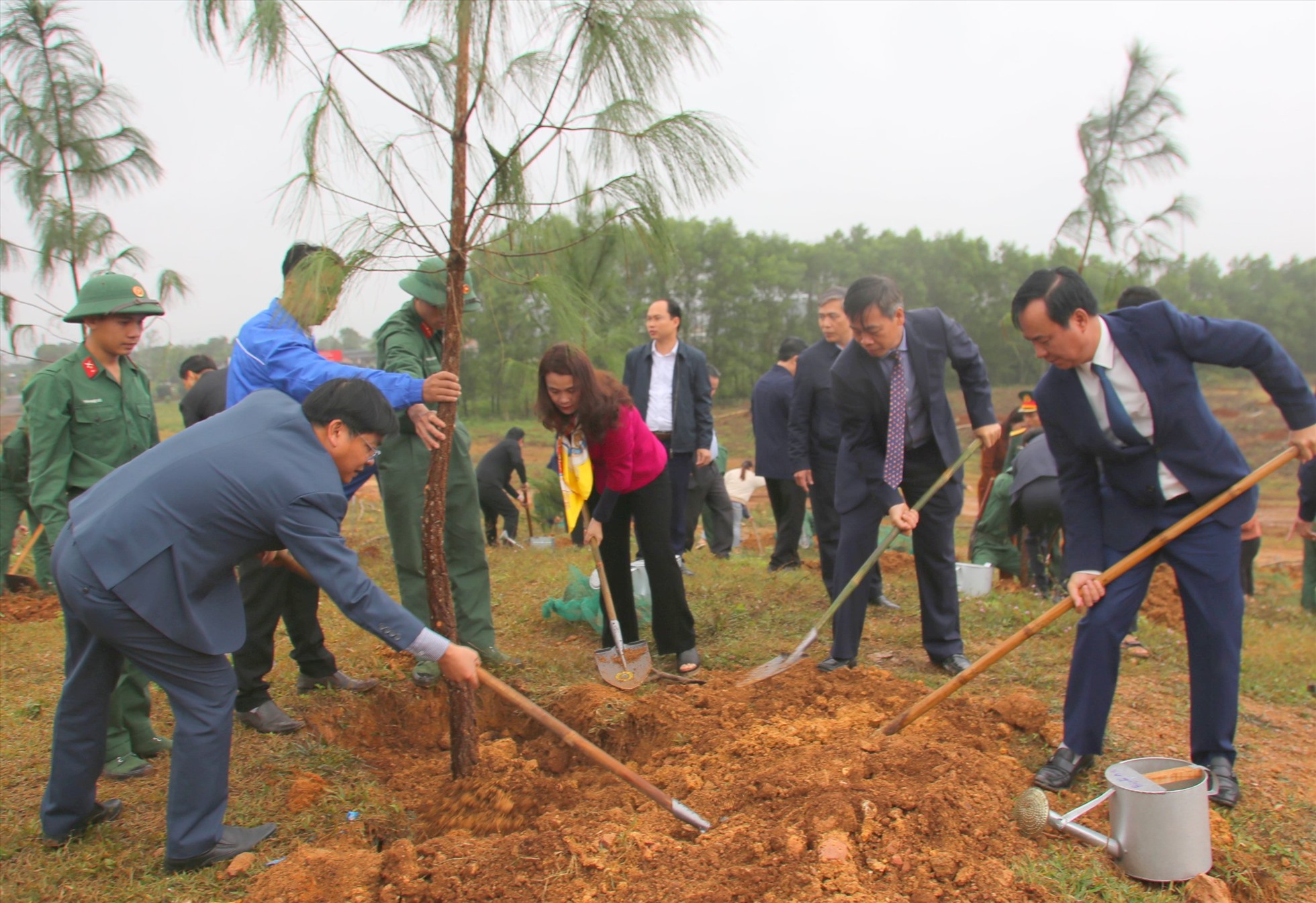 Sau lễ phát động Tết trồng cây, lãnh đạo tỉnh Quảng Trị trồng cây xanh ở đền thờ Vua Hàm Nghi. Ảnh: Hưng Thơ.