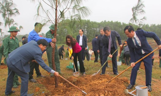 Sau lễ phát động Tết trồng cây, lãnh đạo tỉnh Quảng Trị trồng cây xanh ở đền thờ Vua Hàm Nghi. Ảnh: Hưng Thơ.