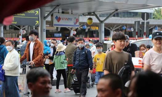 Lượng khách đến sân bay Tân Sơn Nhất tiếp tục tăng lên sau khi kỳ nghỉ lễ đã kết thúc. Ảnh: Anh Tú.