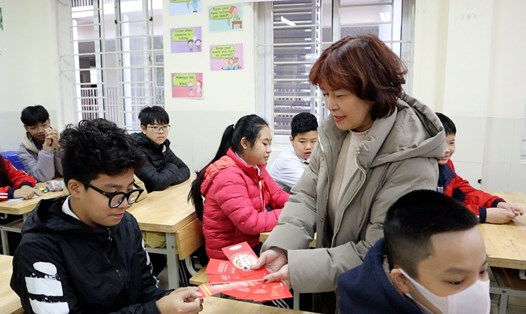 Học sinh háo hức nhận lì xì trong ngày đi học đầu tiên sau kỳ nghỉ Tết Nguyên đán 2023. Ảnh: Minh Hà
