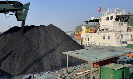 Trên 41.000 tấn than đầu tiên của TKV được xuất cho khách hàng trong ngày mùng 1 Tết. Ảnh: Phạm Trung