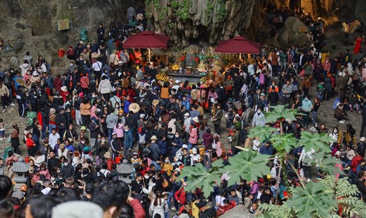 Biển người đổ về khu di tích thắng cảnh Hương Sơn trong ngày khai mạc lễ hội chùa Hương Xuân Quý Mão 2023. Ảnh: Minh Đức